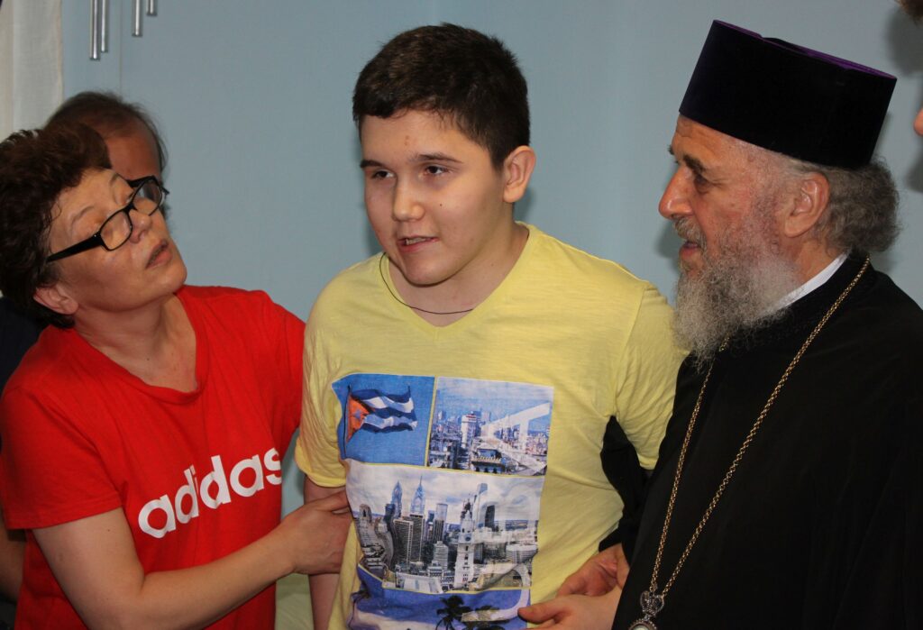 Arhiepiscopul Casian ajută un olimpic, victimă a unui accident, să meargă la tratament în Germania