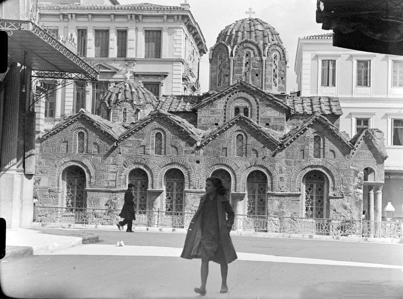 “Ποιο πρόσωπο μπορεί ν’ ανοίξει την αγκαλιά σε οποιοδήποτε πρόσωπο;”