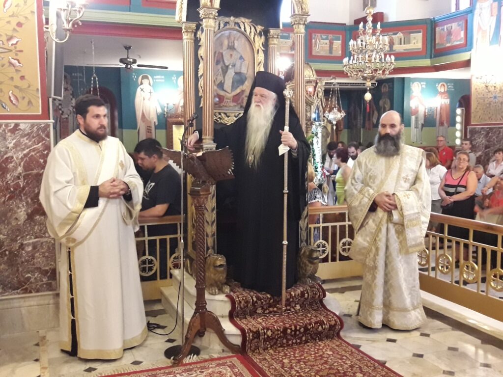 “Αρπαχτείτε από το φουστάνι τής Παναγίας μας…”