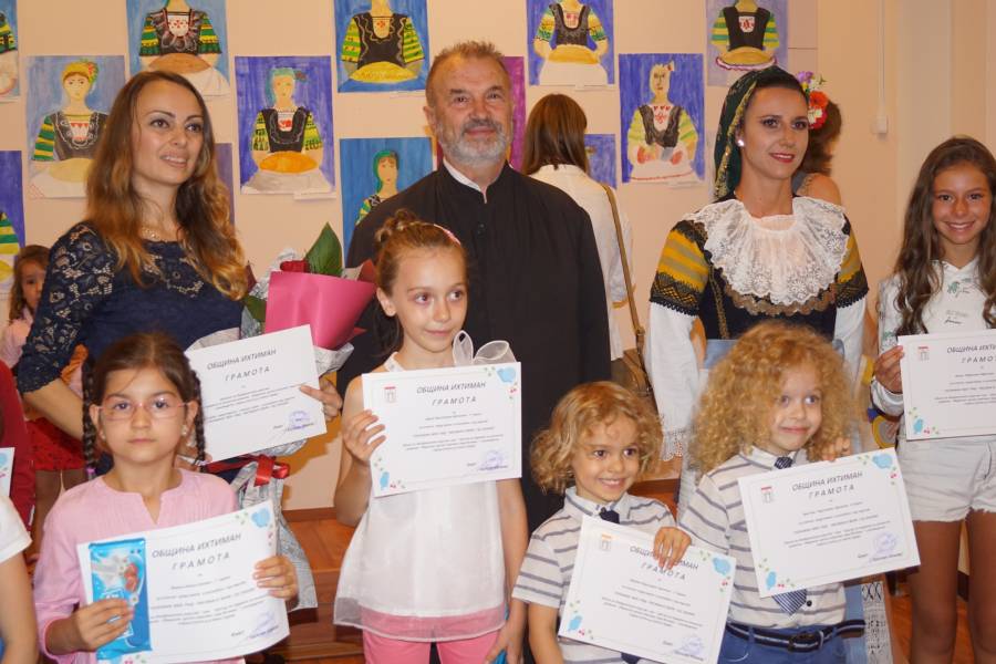 Деца от Ихтиман подготвиха изложба за празника Успение Богородично (фоторепортаж)