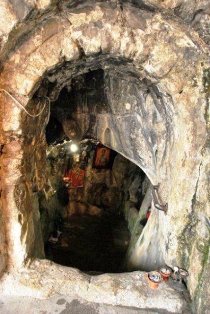 Το θαυματουργό Αγίασμα και η παράδοση με τον δράκο