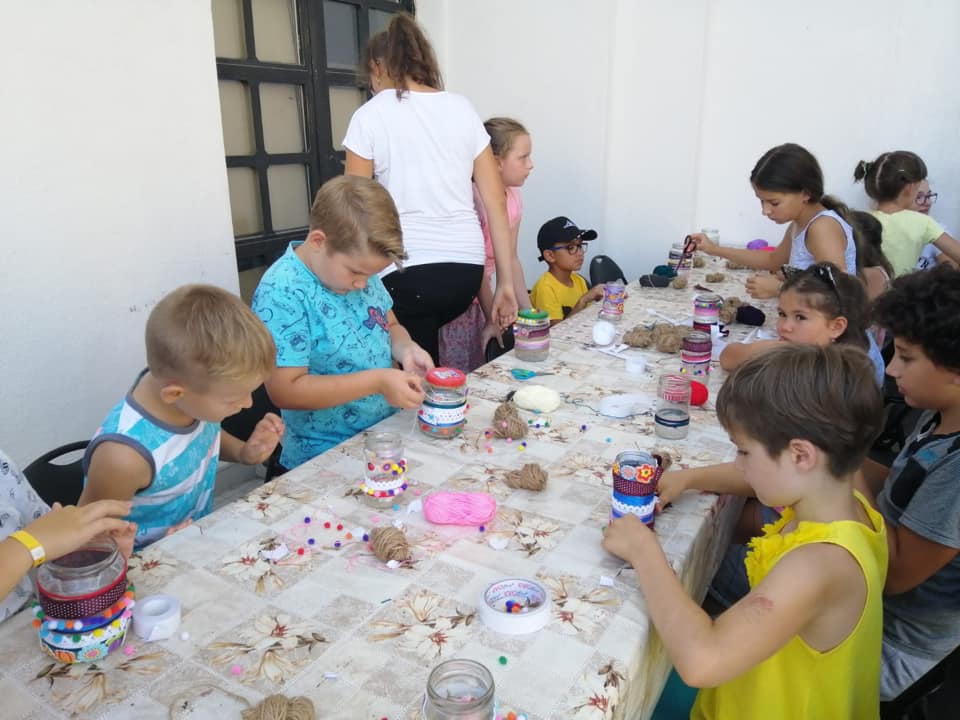 Prin rodul mâinilor lor, copiii Catedralei din Mănăștur sprijină familia Părintelui Marius Bărăscu