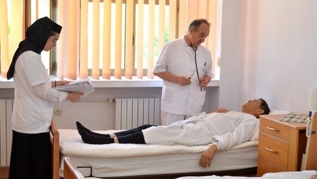 Atitudinea Bisericii față de suferinzi: nu pasivi, ci receptivi, nu spectatori, ci rugători – Patriarhul Daniel