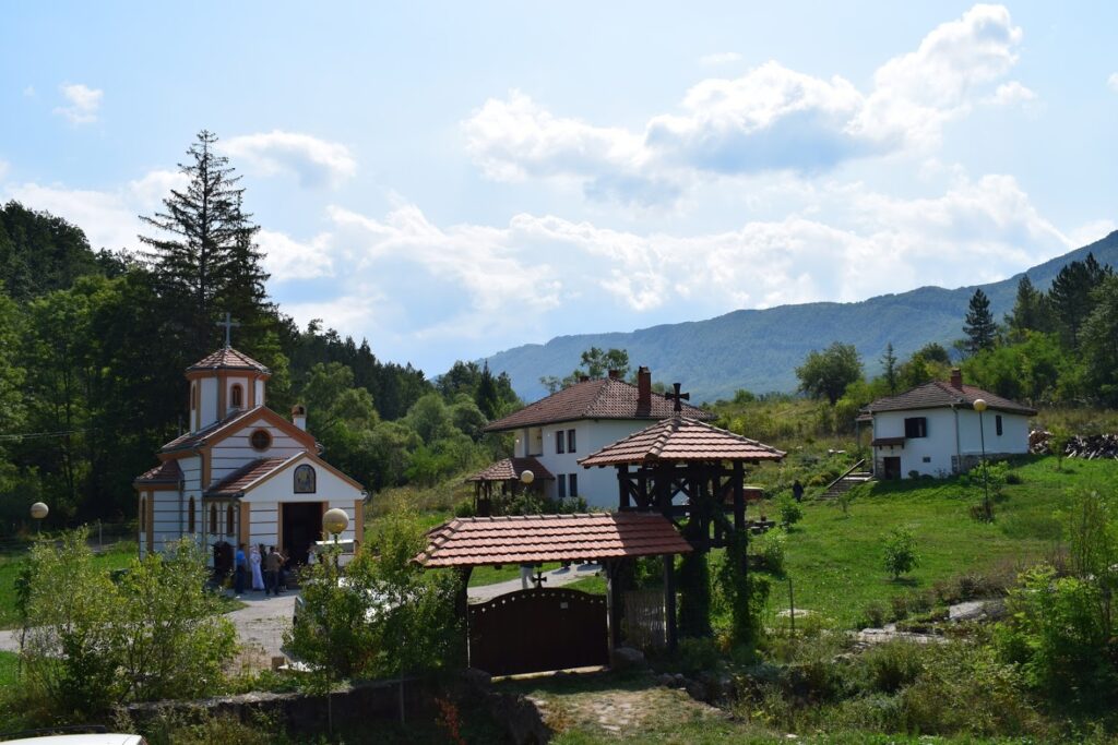 Владика Арсеније богослужио у манастиру Рсовцима