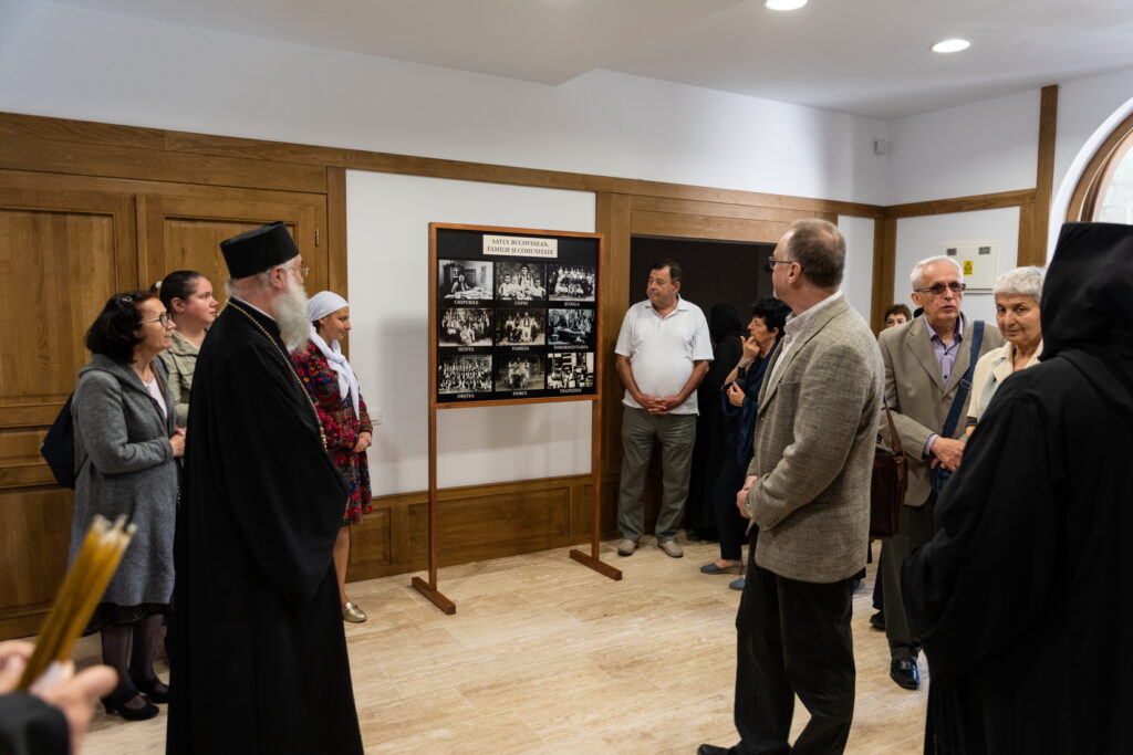 O incursiune fotografică în satul bucovinean, la Mănăstirea Putna