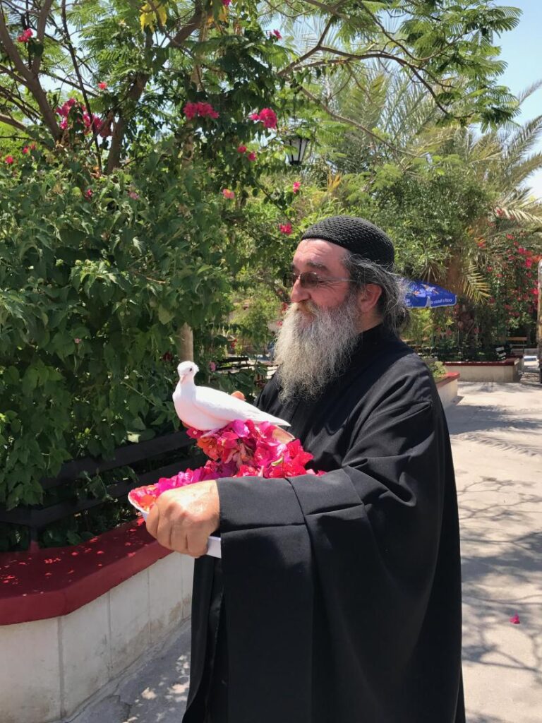 Αυτός είναι ο αγιοταφίτης που περιθάλπει τους ασθενείς αδελφούς του. Έκλεισε τα μάτια του Μακαριστού ηγουμένου του Σαραντάριου.