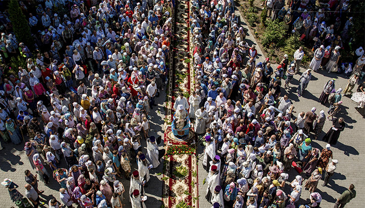 Многотысячный крестный ход из Каменец-Подольского прибыл в Почаевскую лавру