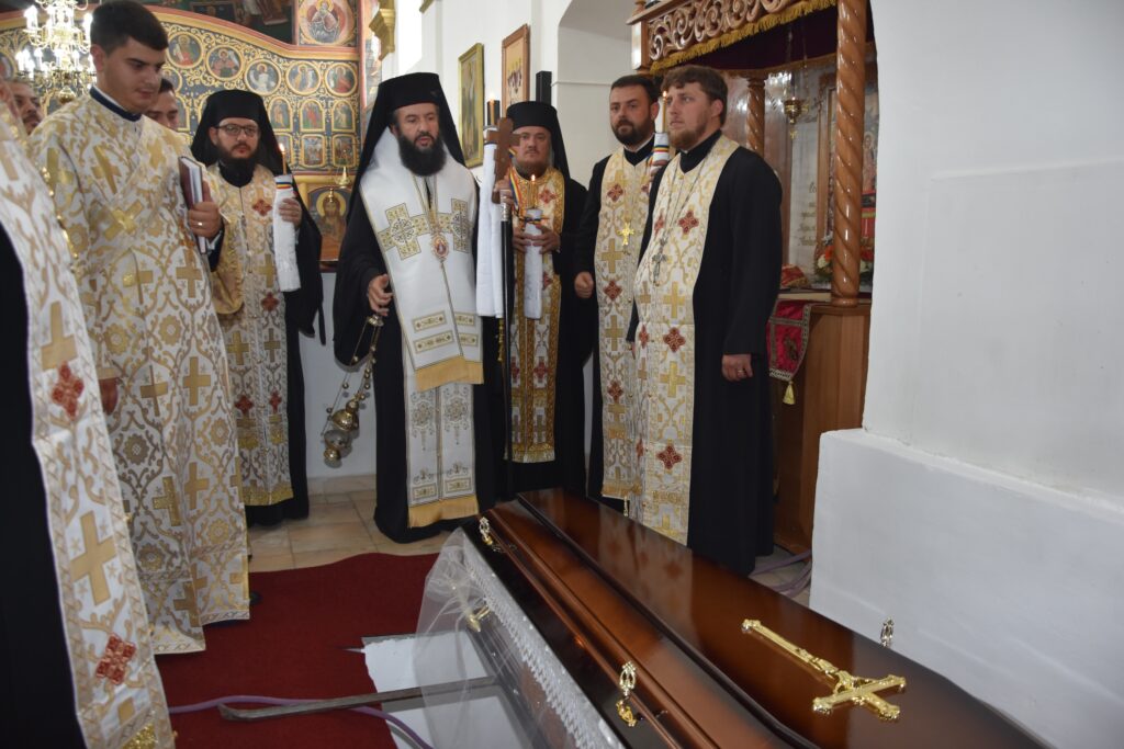 Osemintele Episcopului Veniamin Nistor au fost reînhumate în Caransebeş, la 70 de ani de la exil