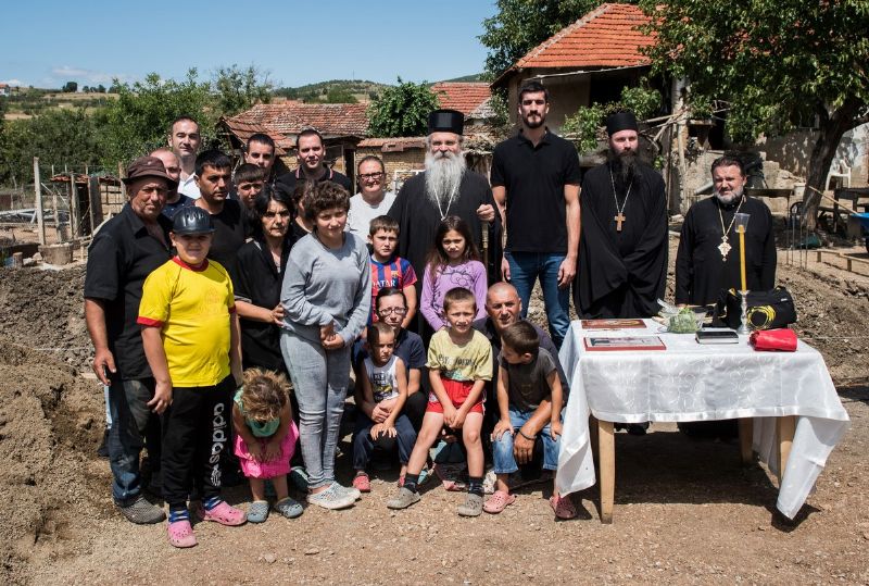 Владика Теодосије и СЗС положили камен темељац за нову кућу Савића