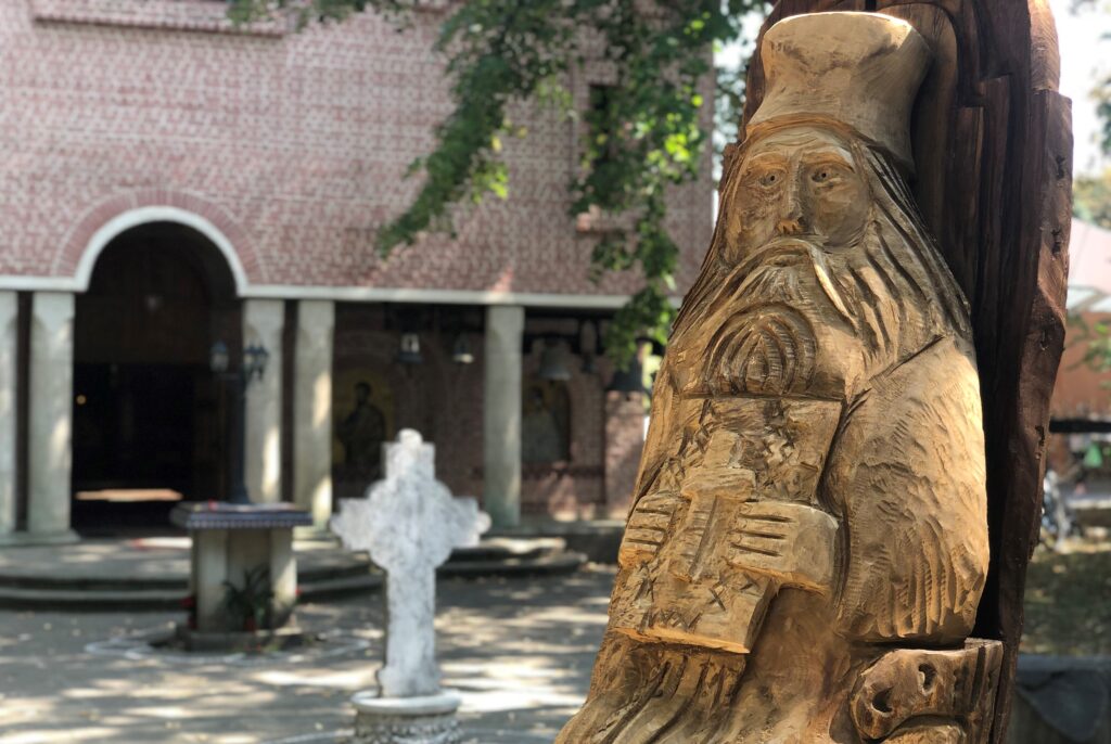 Sculptură unicat cu ctitorul primei școli publice din Botoșani în curtea unei biserici