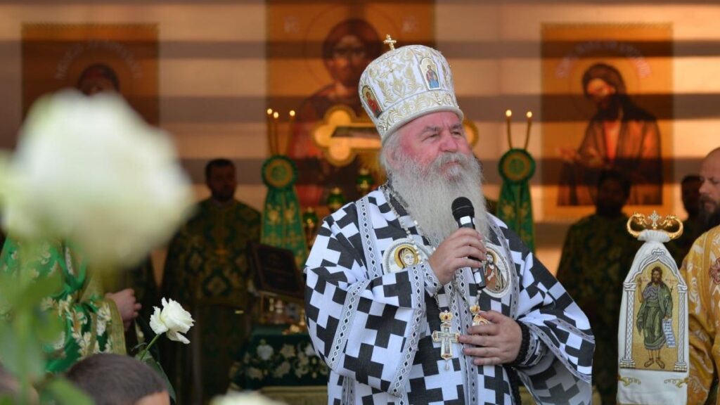 Mitropolitul Banatului a slujit în satul natal al Sfântului Ioan Iacob de la Neamț