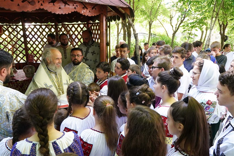 70 de tineri redescoperă valorile tradiționale românești în tabăra de vară a Eparhiei Dunării de Jos