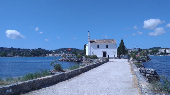 ΚΕΡΚΥΡΑ: Το «καρφιτσωμένο» εκκλησάκι στη θάλασσα