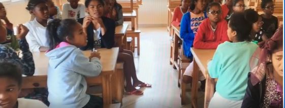 Ψάλλοντας το τη “Υπερμάχω” στην μακρινή Μαδαγασκάρη!