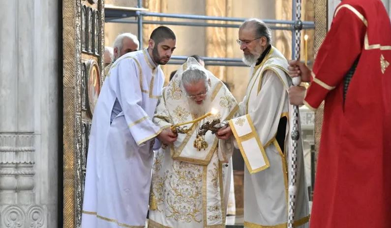 В связи с праздником Преображения Господня патриарх совершает службу в кафедральном соборе Троицы