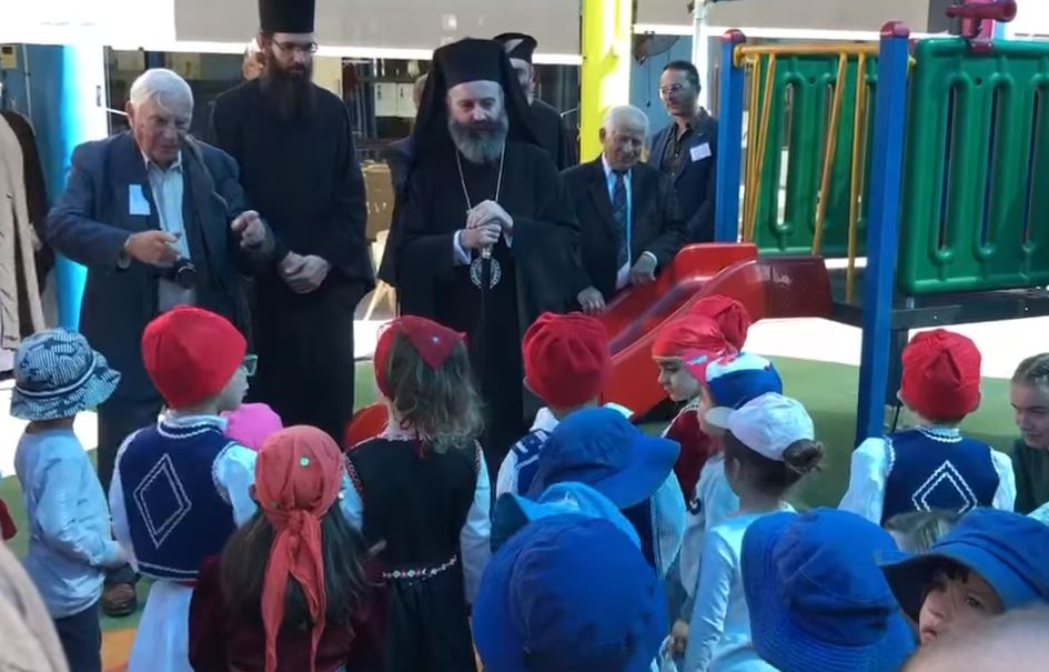 Τσολιαδάκια ψέλνουν τον Εθνικό Ύμνο στον Αρχιεπ. Μακάριο