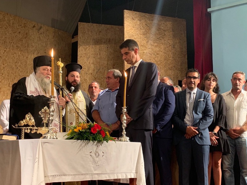 Ορκίζοντας τον νεοεκλεγέντα Δήμαρχο Νάξου