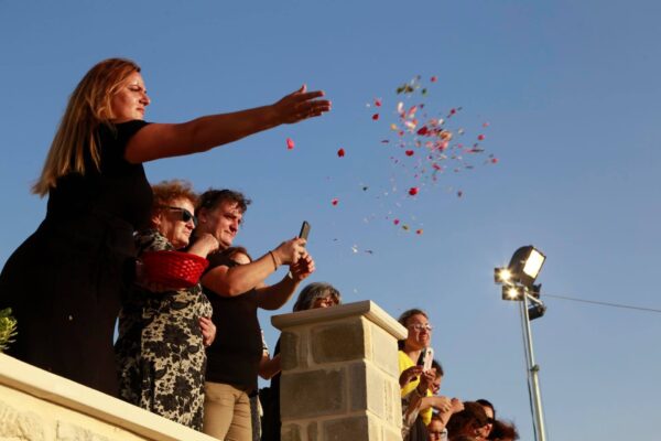 Οι Κρητικοί ραίνουν την “Παναγία Παραμυθία”