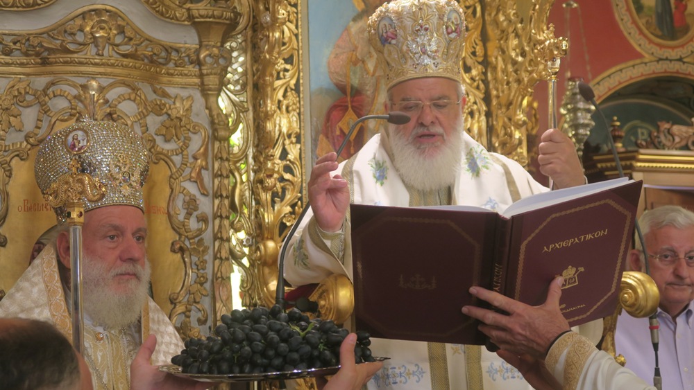 Ευλογήθηκαν οι καρποί της αμπέλου στην Ερμούπολη