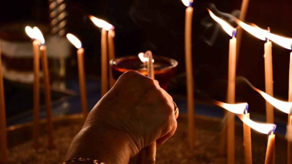 Η ΦΩΤΟΓΡΑΦΙΑ ΤΗΣ ΗΜΕΡΑΣ: “Κεράκι στην Παναγία”