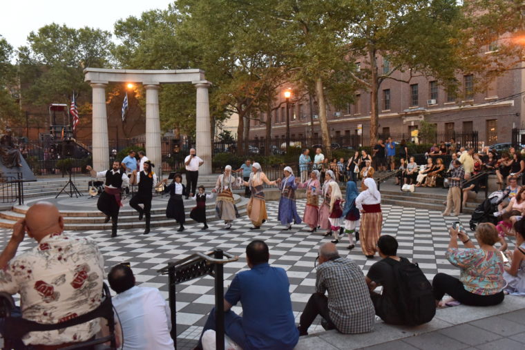 Ελληνικό κέφι στην Πλατεία Αθηνών Αστόριας (βίντεο)