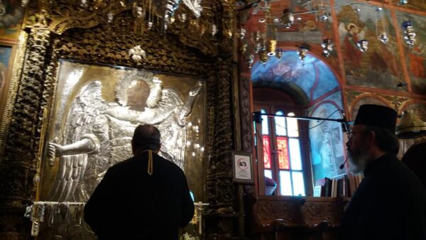 Η ΦΩΤΟΓΡΑΦΙΑ ΤΗΣ ΗΜΕΡΑΣ: “Ένας Επίσκοπος μπροστά στον Πανορμίτη”