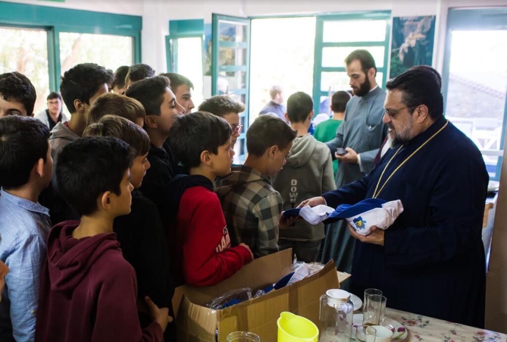 Μαζί με τα παιδιά ο Σεβασμιώτατος Μεσσηνίας