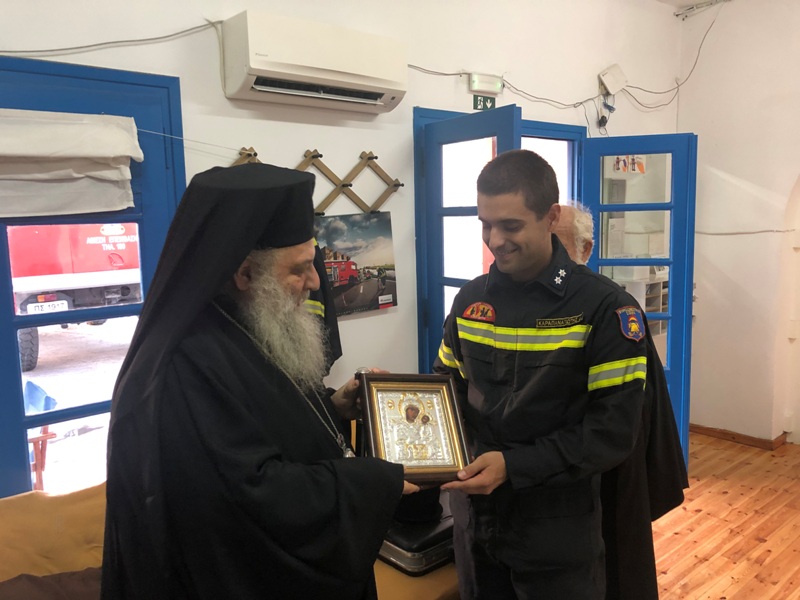 Ευλογώντας τους πυροσβέστες της Πάρου