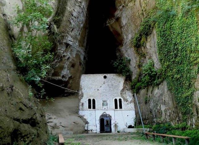 Ο ναός στην Ηλεία που είναι χτισμένος μέσα σε φαράγγι