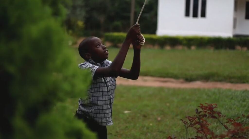 Παιδιά χτυπούν τις καμπάνες στο Λουγκουζί (βίντεο)