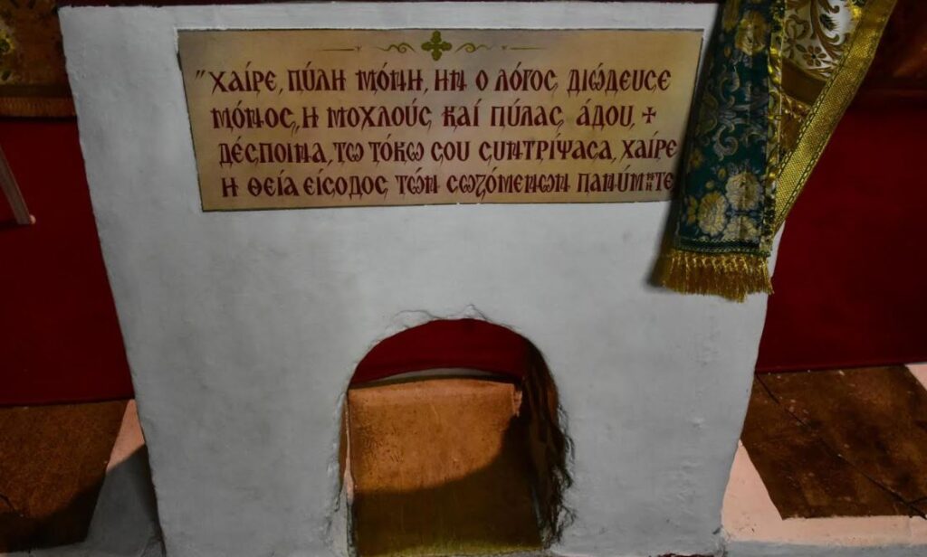 Η θαυματουργή οπή στο Ιερό της εκκλησίας των Αγίων Αδριανού και Ναταλίας