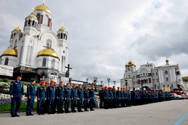 Благодарственный молебен и освящение пожарной техники состоялись в Екатеринбурге в праздник иконы Божией Матери «Неопалимая Купина»