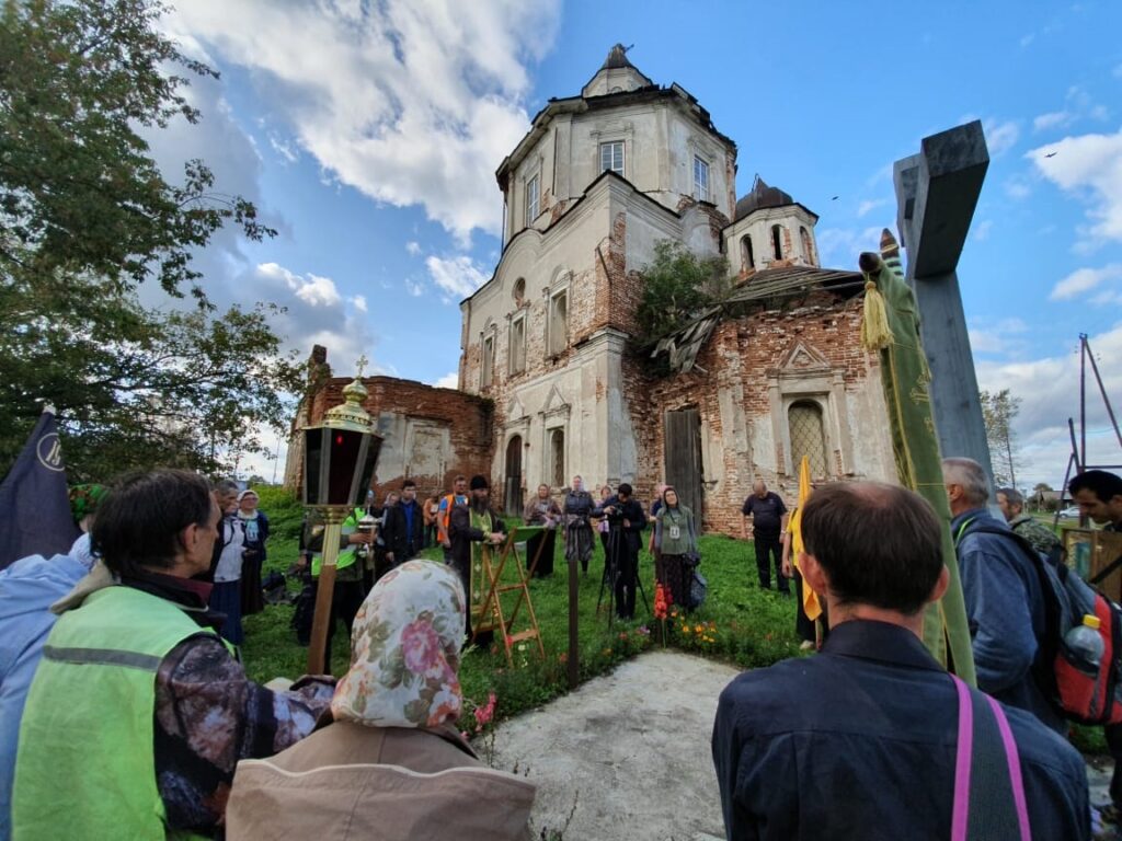 Участники Симеоновского крестного хода посетили город Алапаевск