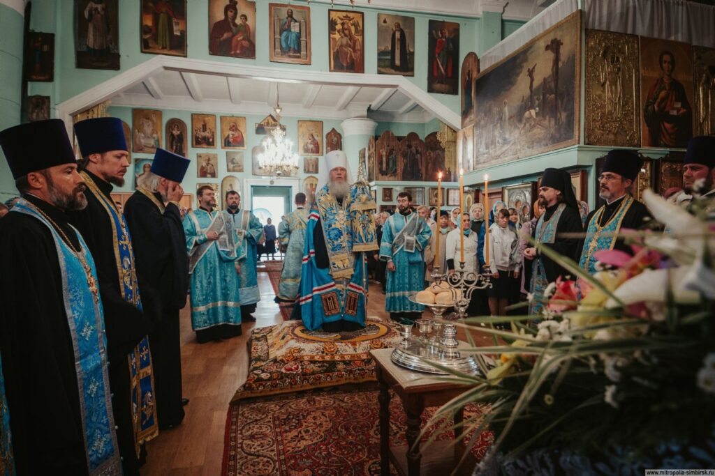 МИТРОПОЛИТ ИОСИФ ВОЗГЛАВИЛ ПРЕСТОЛЬНЫЕ ТОРЖЕСТВА НЕОПАЛИМОВСКОГО ХРАМА