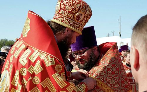 В Волгоградской области наградили священника, вытащившего инвалида из огня