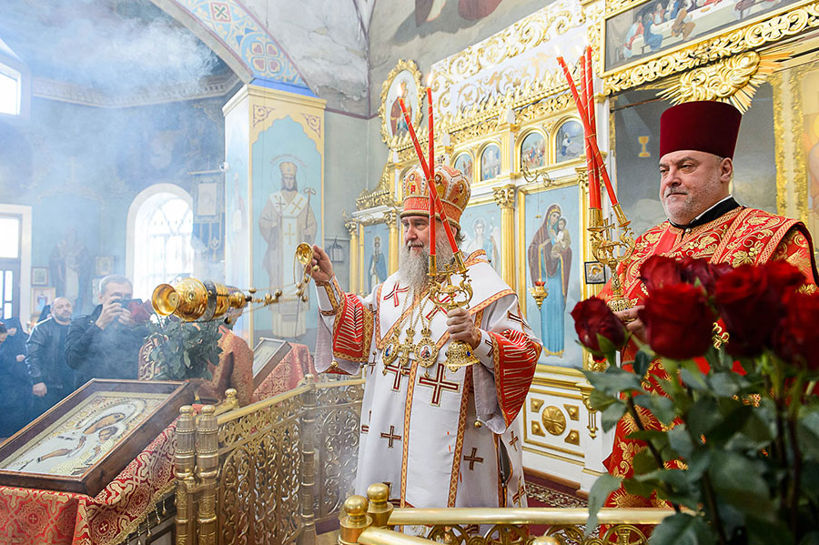 Воскресение словущее. Митрополит Александр совершил Литургию пасхальным чином в Константино-Еленинском соборе Нур-Султана