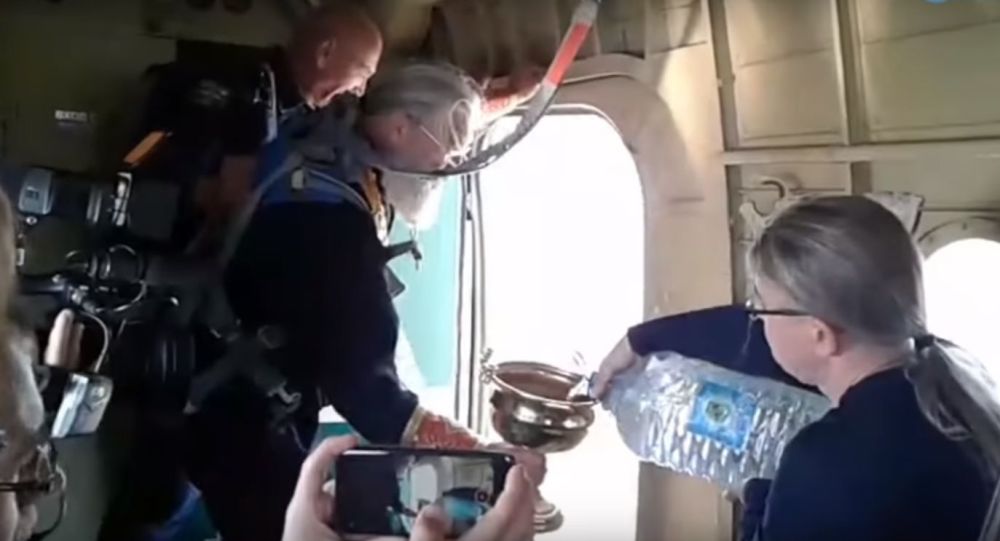 მღვდელმა თვითმფრინავიდან ქალაქს 70 ლიტრი ნაკურთხი წყალი გადაასხა -ვიდეო