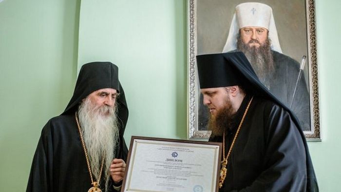 ЕПИСКОПУ ИРИНЕЈУ ПОЧАСНИ ДОКТОРАТ У САНКТ-ПЕТЕРБУРГУ