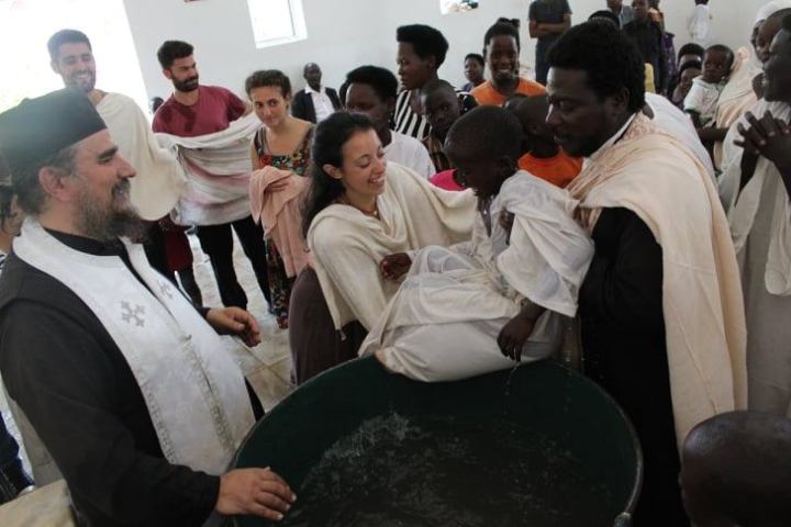 Μοναδικές στιγμές-πλήθος βαπτίσεων στο Λουγκουζί της Ουγκάντας