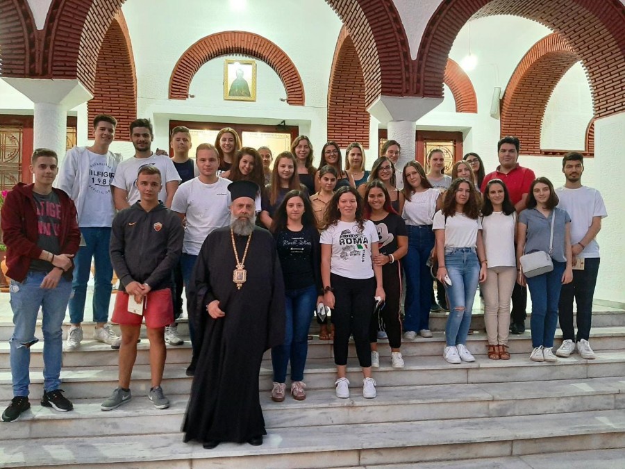 Ο Μητρ.Θεσσαλιώτιδος με τους φοιτητές