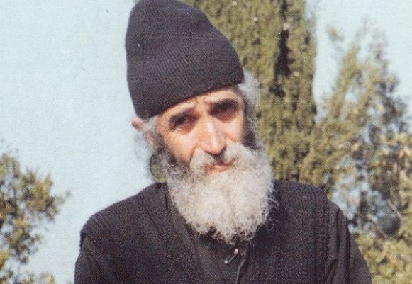 Άγιος Παΐσιος: “Ό,τι δεν μπορούμε να κάνουμε εμείς με τις δυνάμεις μας, μπορεί ο Θεός!”