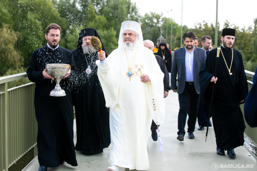 Patriarhul Daniel a sfinţit podul pietonal de la Mănăstirea Snagov – FOTO