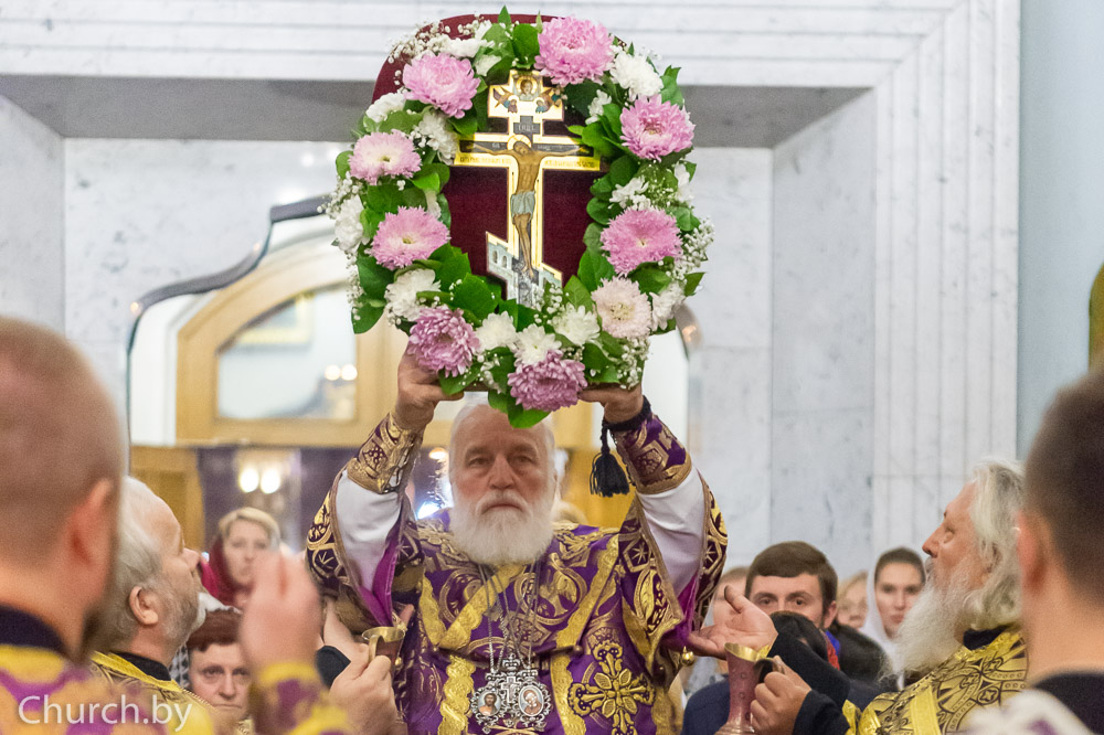 В канун праздника Воздвижения Честного и Животворящего Креста Господня митрополит Павел совершил всенощное бдение в Свято-Духовом кафедральном соборе города Минска