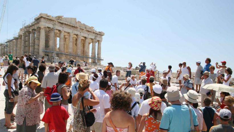 «Βούλιαξε» και φέτος η Ακρόπολη: 18.000 επισκέπτες σε μία ημέρα