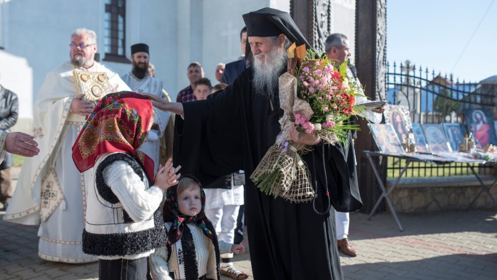 Arhiepiscopul Pimen apreciază frecvența portului popular la Liturghie în satele din Bucovina