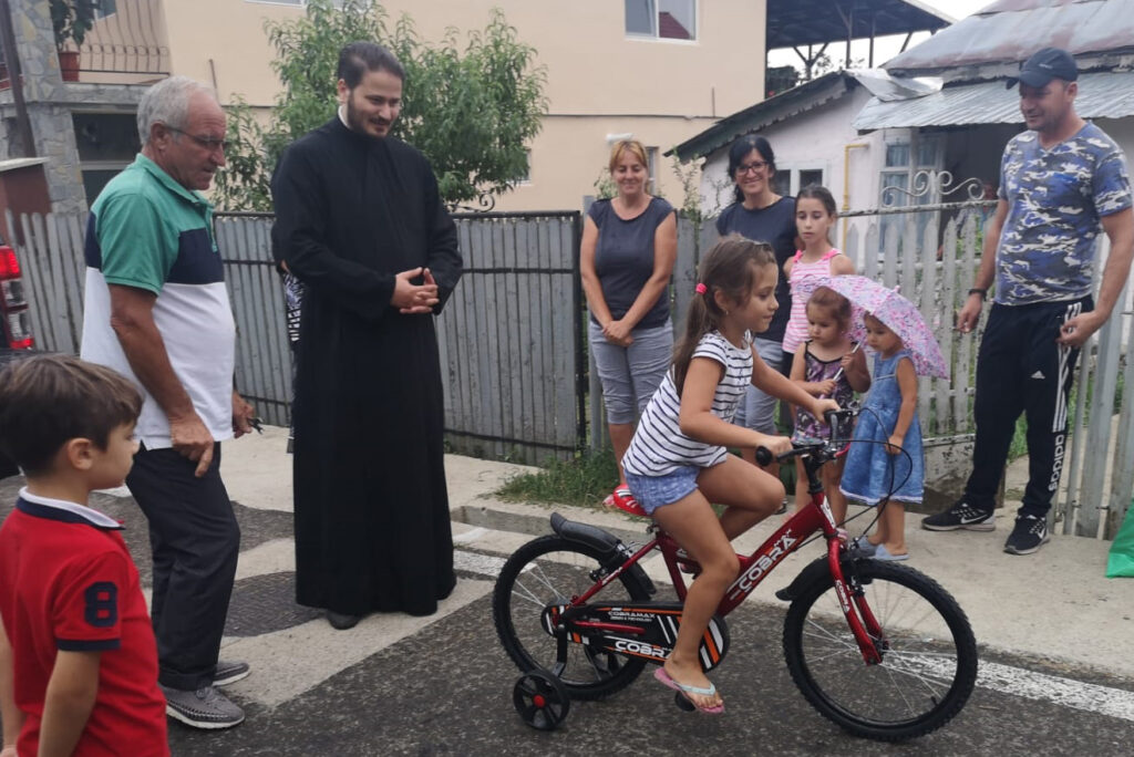 Pedalând spre fericire: Zece copii din Pleaşa au biciclete noi