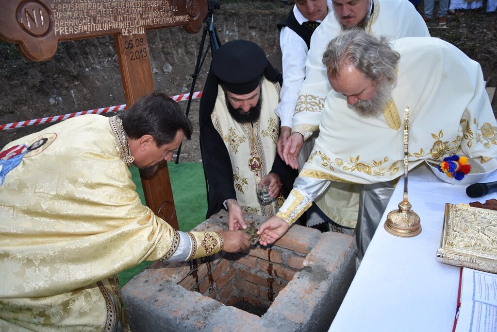 Caraș-Severin: Pe ruinele mănăstirii medievale de la Coronini se înființează un nou așezământ monahal