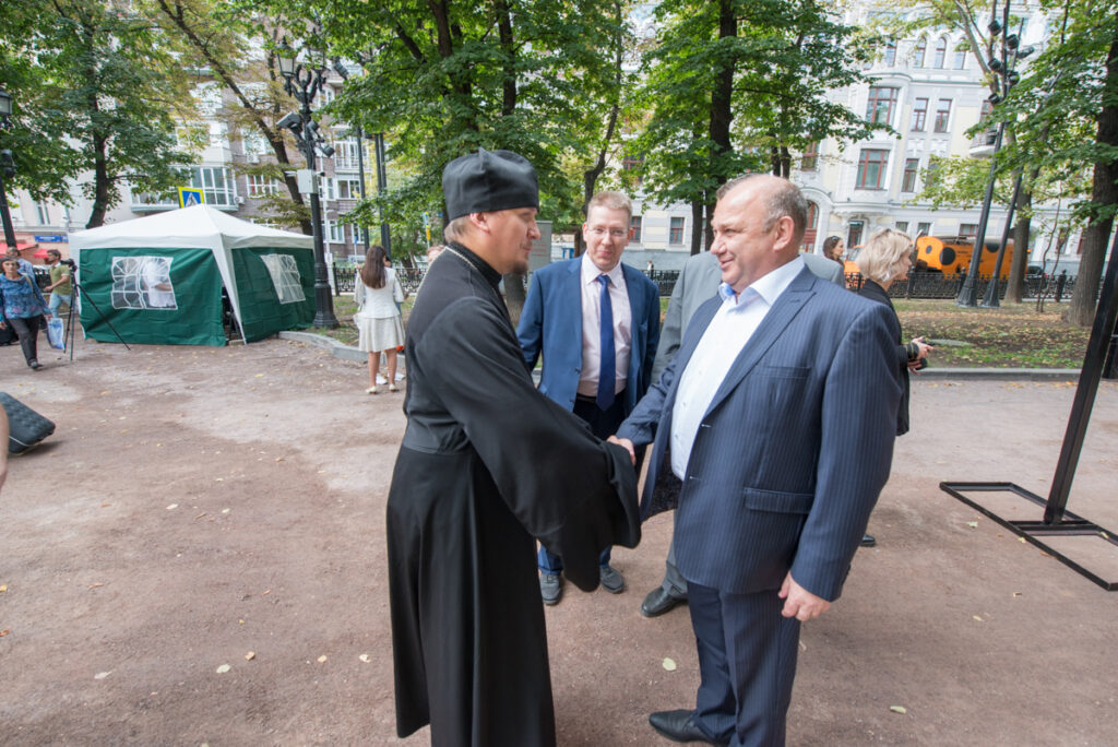 НА ГОГОЛЕВСКОМ БУЛЬВАРЕ В МОСКВЕ ОТКРЫЛАСЬ ФОТОВЫСТАВКА «ПОМОГАЯ ДРУГОМУ – ПОМОГАЕШЬ СЕБЕ»