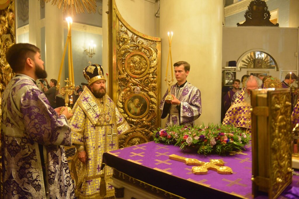 Митрополит Иларион совершил Всенощное бдение с чином Воздвижения Креста