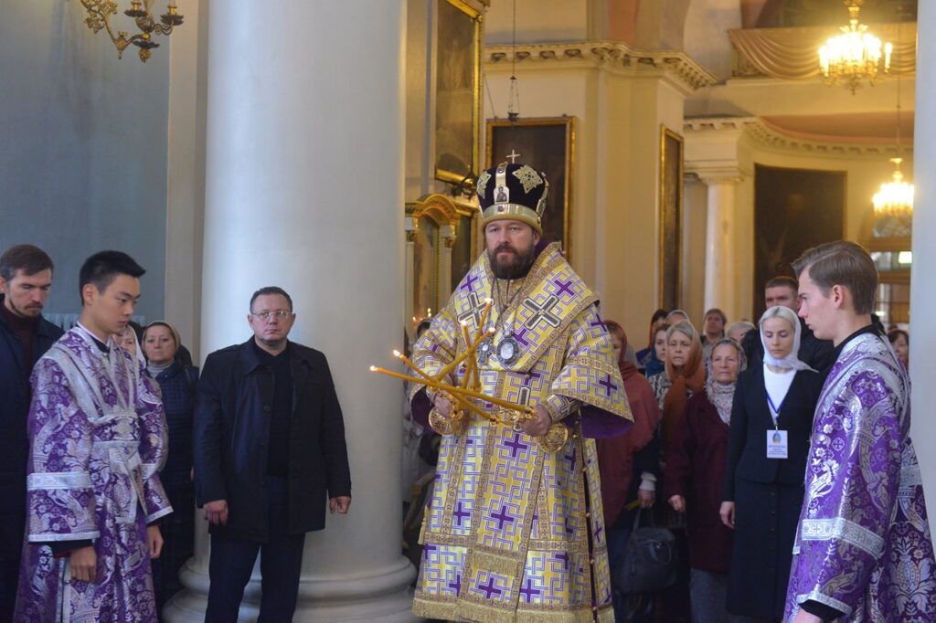 Митрополит Иларион: Крест Господень – источник жизни и исцелений, силы и спасения